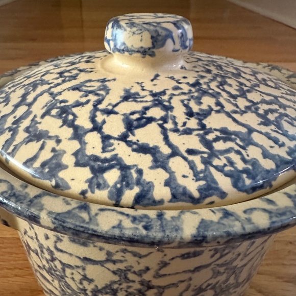 Robinson Ransbottom Pottery Co. Roseville Ohio Pot with Lid 1.5 Qt. Blue Cream - Picture 7 of 13